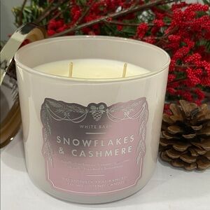 Bath & Body Works White Barn “Snowflakes & Cashmere” NEW 3 Wick Candle
